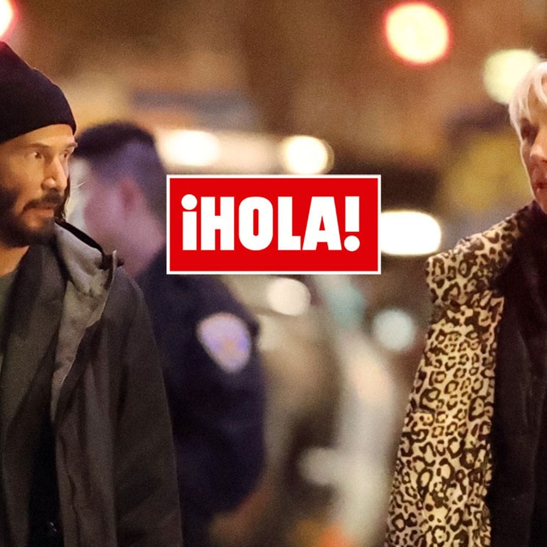 Pijama y abrigo de leopardo: la imagen tan dispar de Keanu Reeves y su novia en plena calle