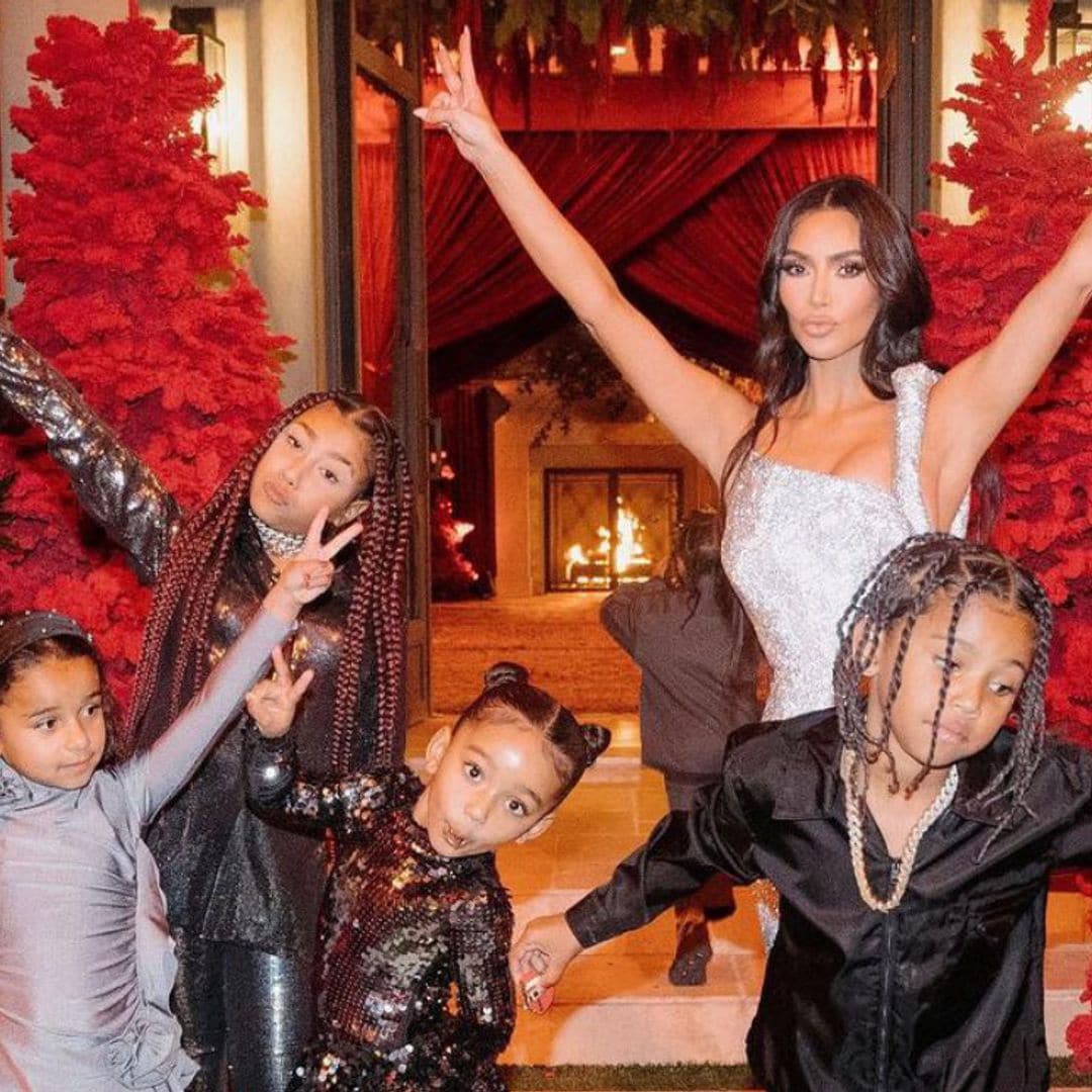 Kim Kardashian recibe a Papá Noel en su mansión ¡con regalos para todos los miembros de la familia!