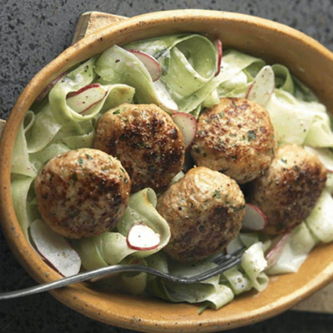 Albóndigas de ternera sobre ensalada de pepino y rábanito