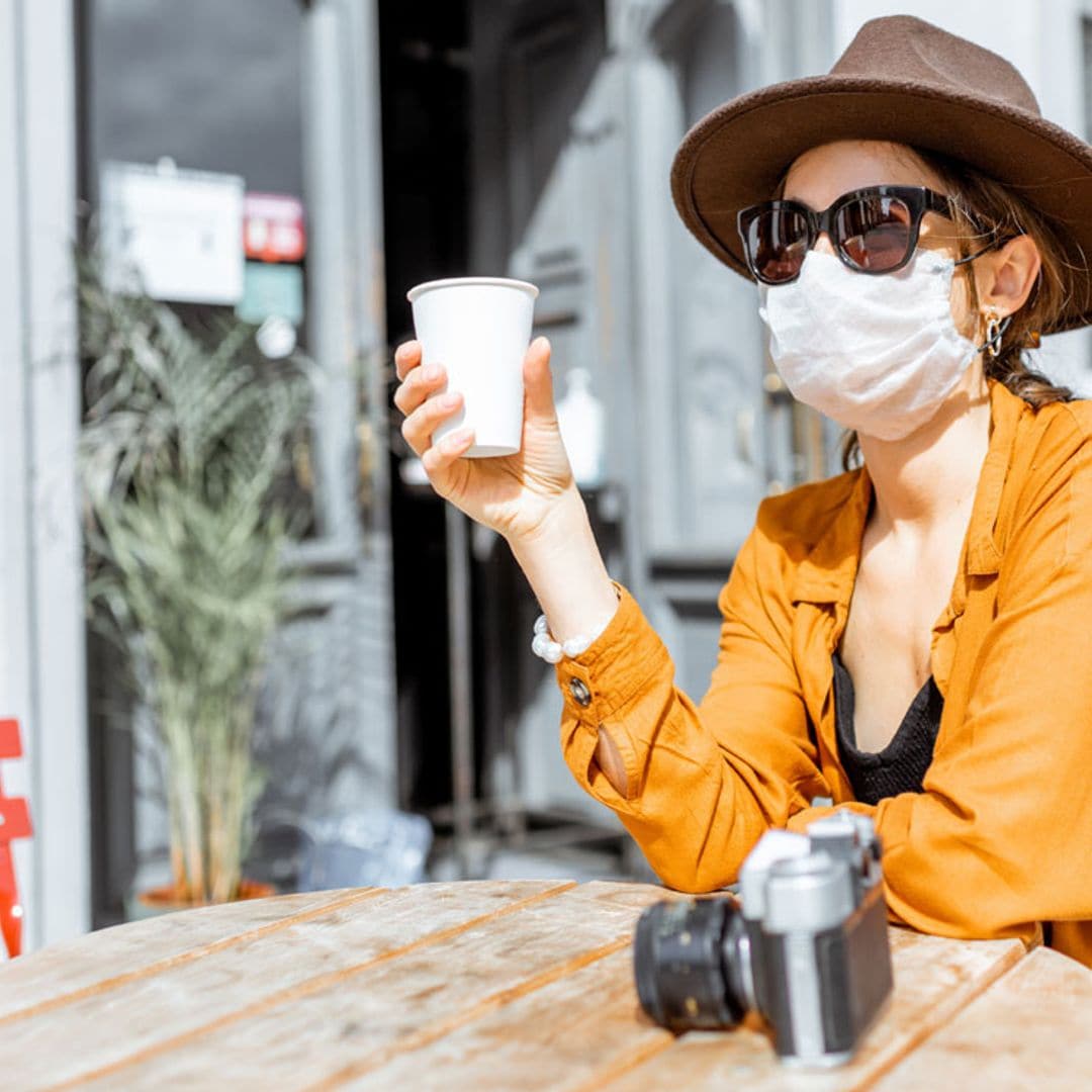 La razón por la que puedes contagiarte si fumas y llevas mascarilla