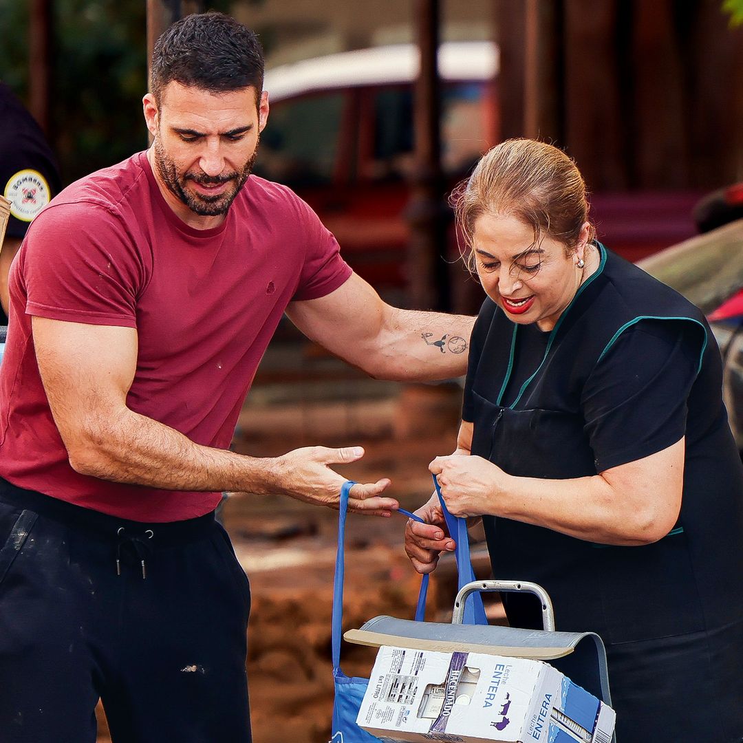 Miguel Ángel Silvestre ayudando a una señora