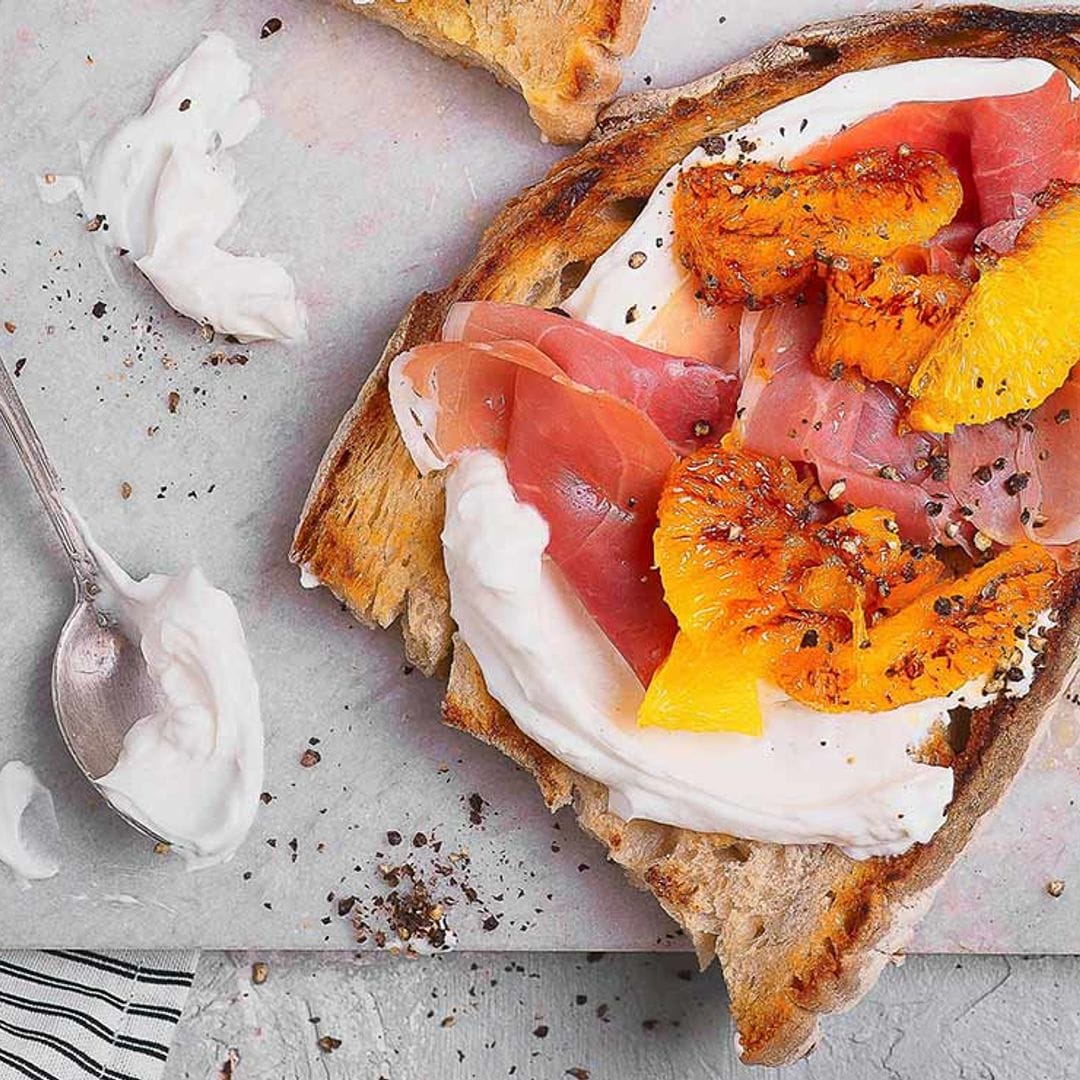 Tostada de jamón con queso crema y naranja caramelizada