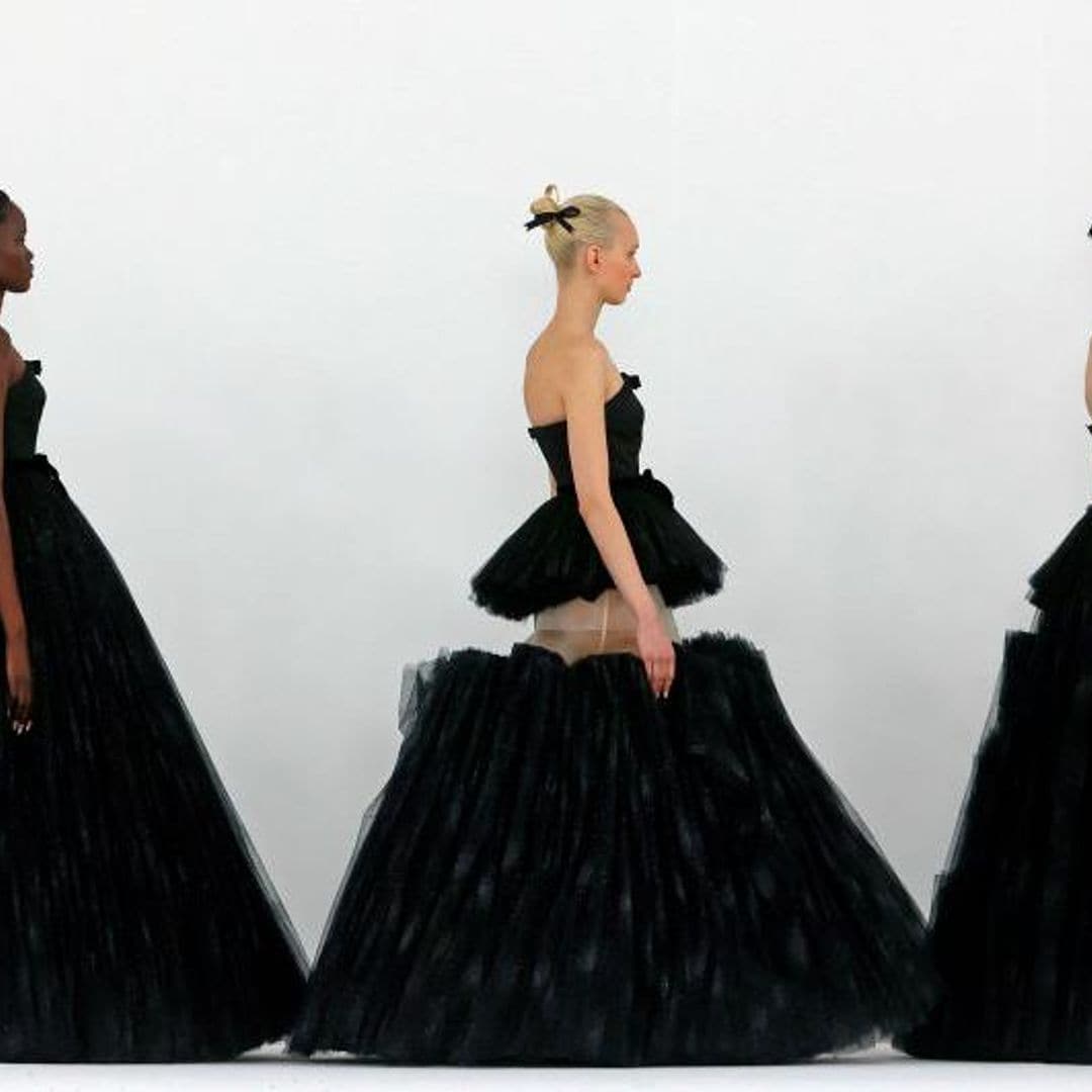 Negro total y en pedazos, los vestidos Alta Costura de Viktor&Rolf