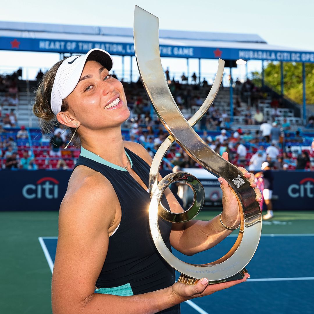 Paula Badosa con un trofeo