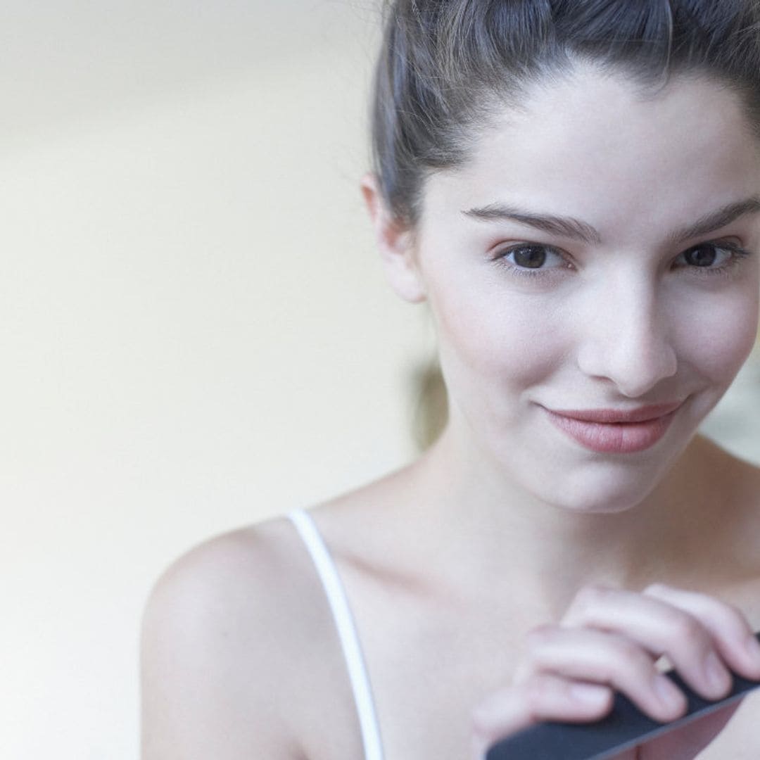 Este es el motivo de tener manchas blancas en las uñas y así puedes eliminarlas