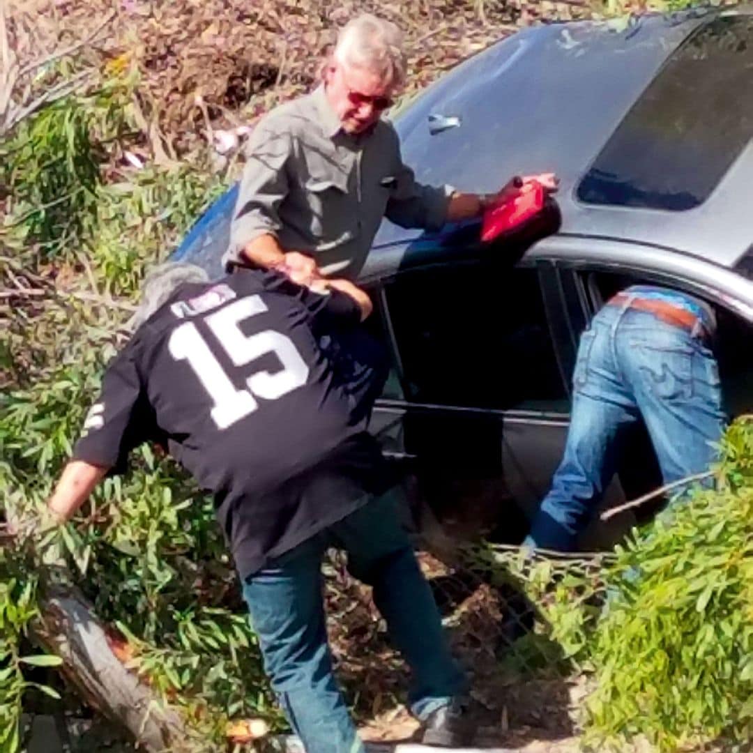 Harrison Ford ayudando a una persona salir de su coche