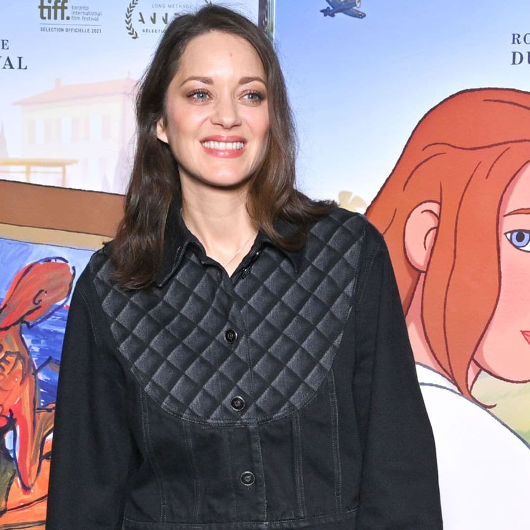 Marion Cotillard actualiza el conjunto 'denim' más rompedor de Carlota Casiraghi