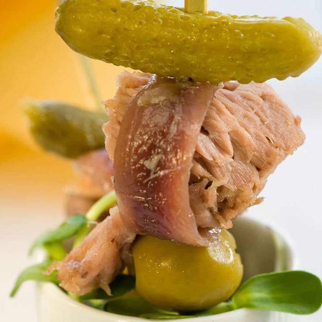 Pincho de pepinillo, bonito, anchoa y aceituna