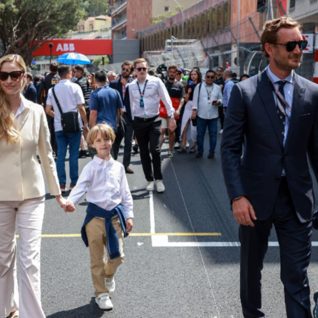 Pierre Casiraghi y Beatrice Borromeo asisten a las carreras en familia y coinciden con Raphaël, hijo de Carlota