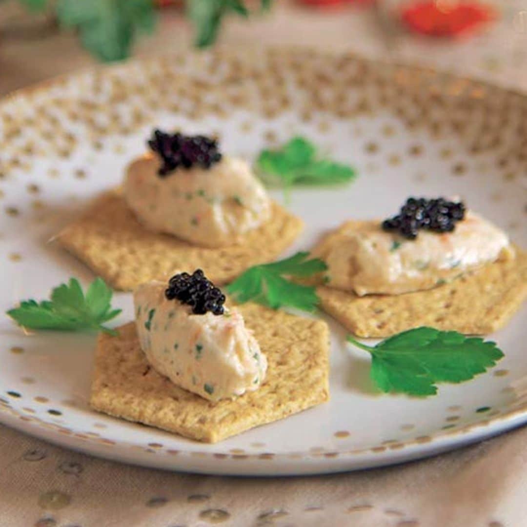 Galletas 'cracker' con 'mousse' de salmón ahumado y gambas