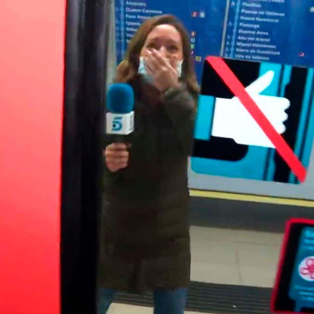 El vídeo de una reportera y su cámara, separados por las puertas del vagón del metro, que se ha hecho viral