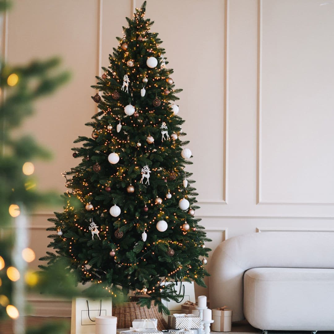 Hemos encontrado el árbol de navidad con luces más bonito, elegante y fácil de colocar