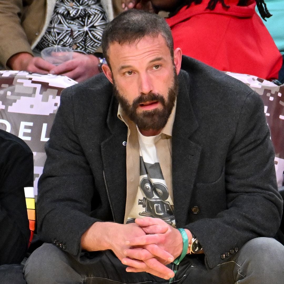 Ben Affleck con su hijo Samuel apoyando a Los Angeles Lakers en el Crypto.com Arena el 10 de noviembre de 2024