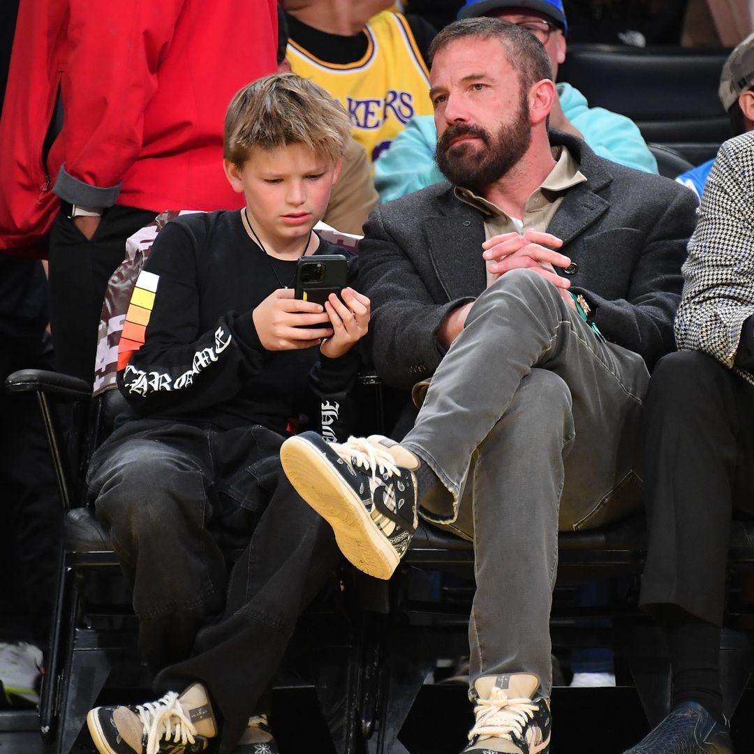 Ben Affleck con su hijo Samuel apoyando a Los Angeles Lakers en el Crypto.com Arena el 10 de noviembre de 2024