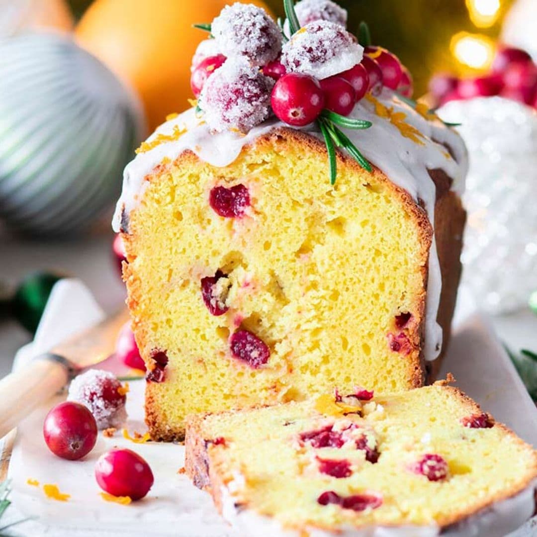 Bizcocho navideño de naranja con arándanos rojos