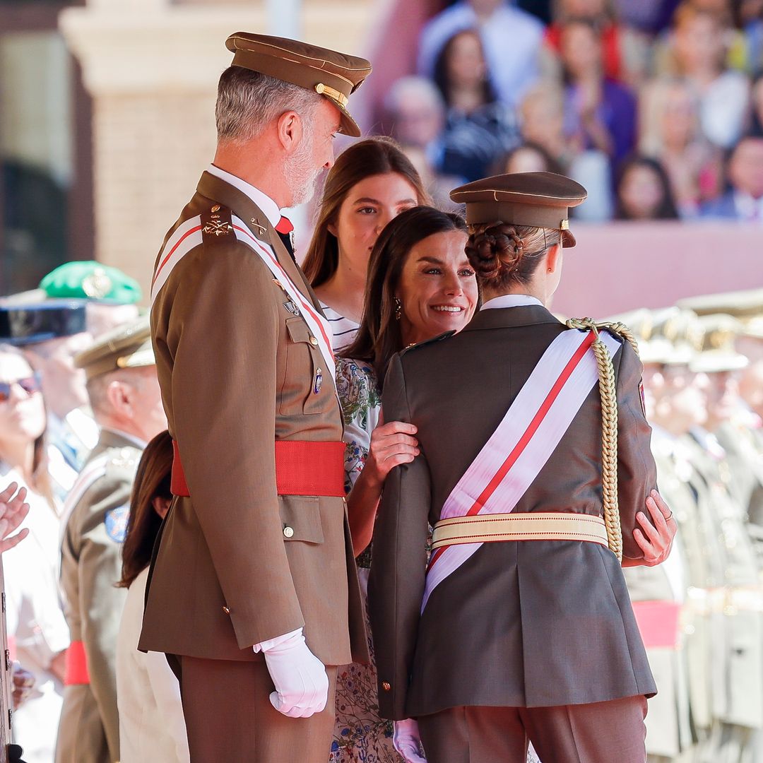 La reina Letizia abraza a la princesa Leonor ante la orgullosa mirada del rey Felipe y la infanta Sofía durante la entrega de los despachos de empleo en la academia general militar de Zaragoza, el 3 de julio de 2024