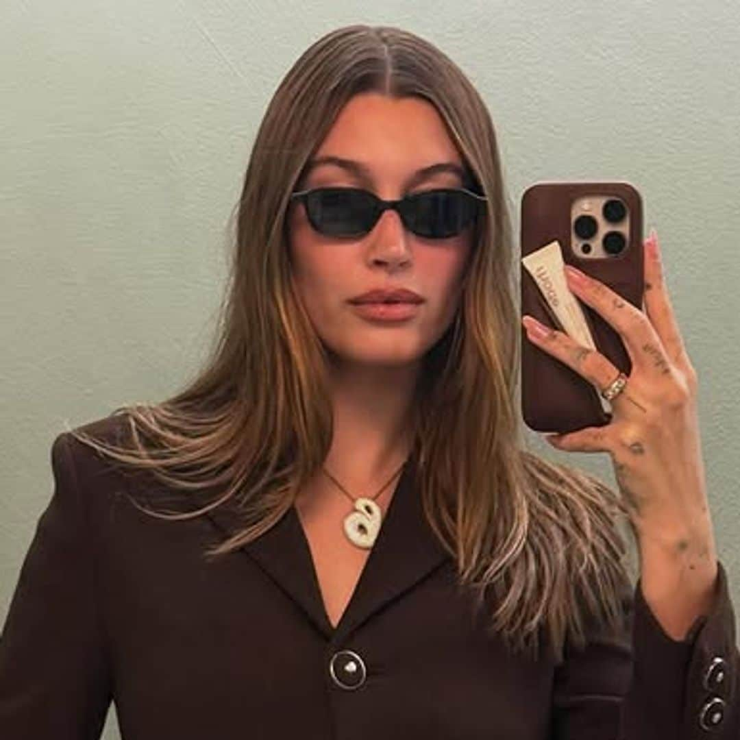 Hailey Bieber con gafas de sol y manicura rosa