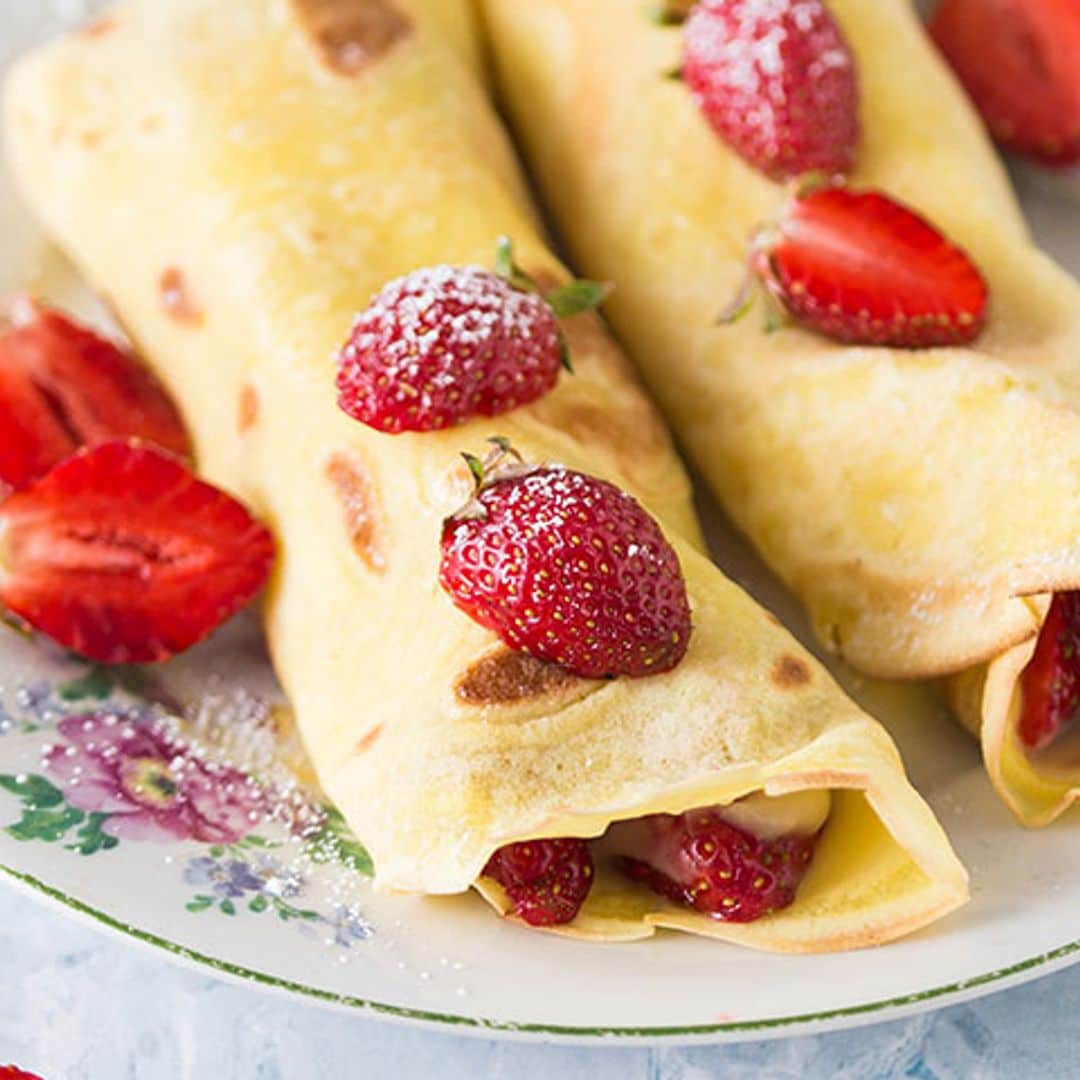 Filloas rellenas de crema y fresas