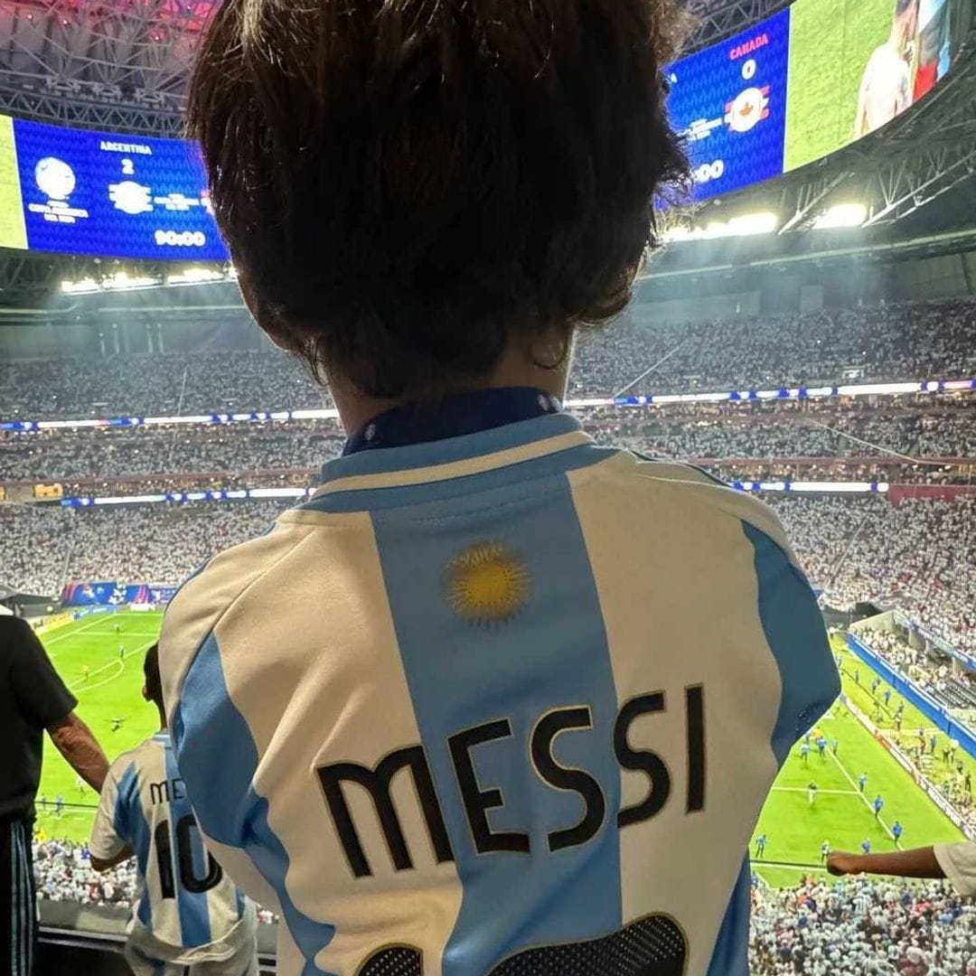 Mateo, el hijo menor de Messi presume su jersey