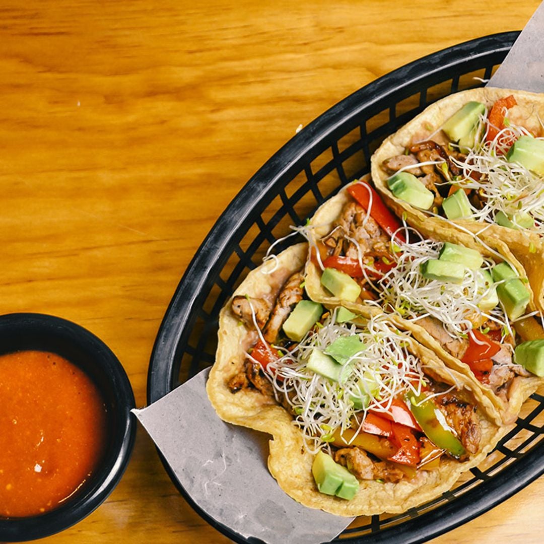 Tacos de ternera con aguacate y germinados con salsa roja