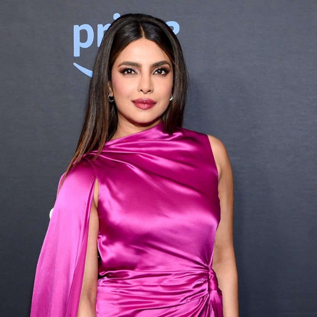 El vestido satinado de Priyanka Chopra y otros diseños de invitada con efecto 'buena cara'