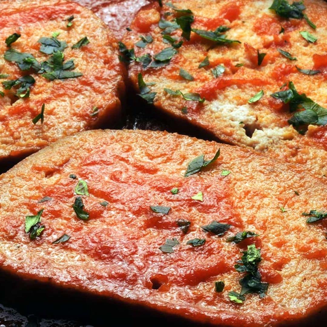 'Polpettone' con salsa de tomate y albahaca