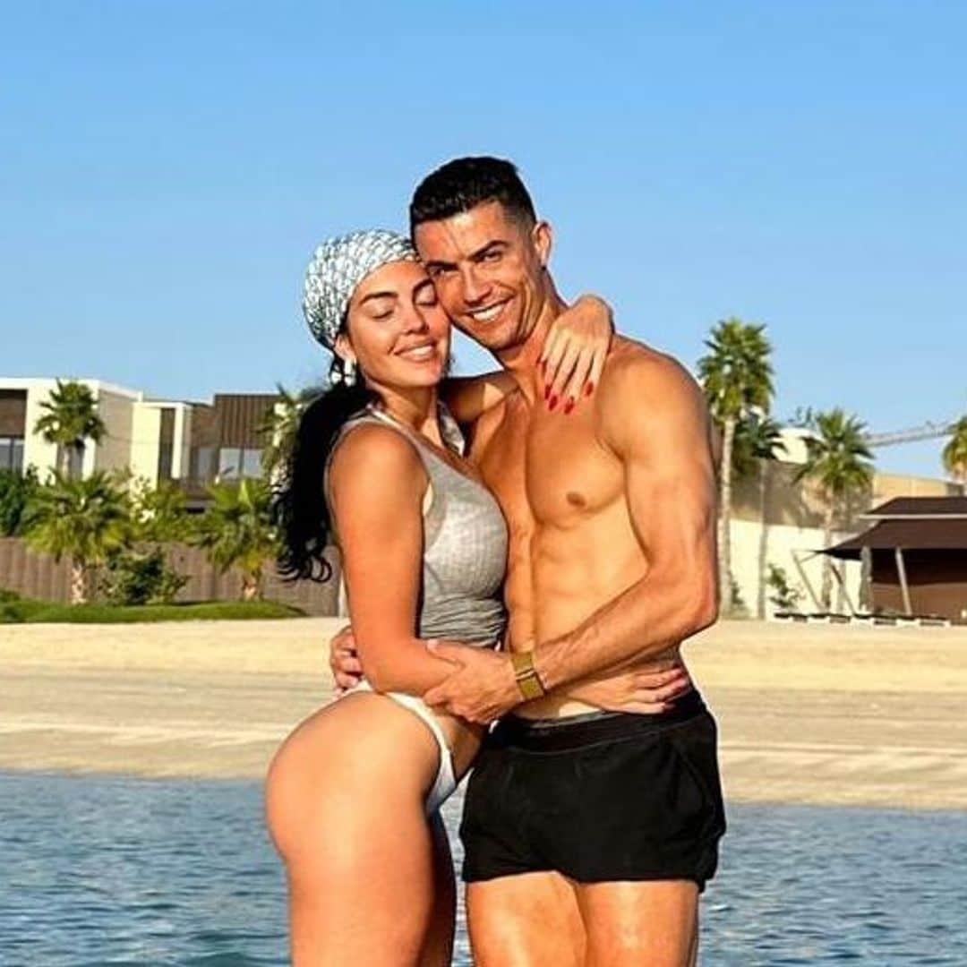 Con un posado en traje de baño, Cristiano Ronaldo presume a su alma gemela: Georgina Rodríguez