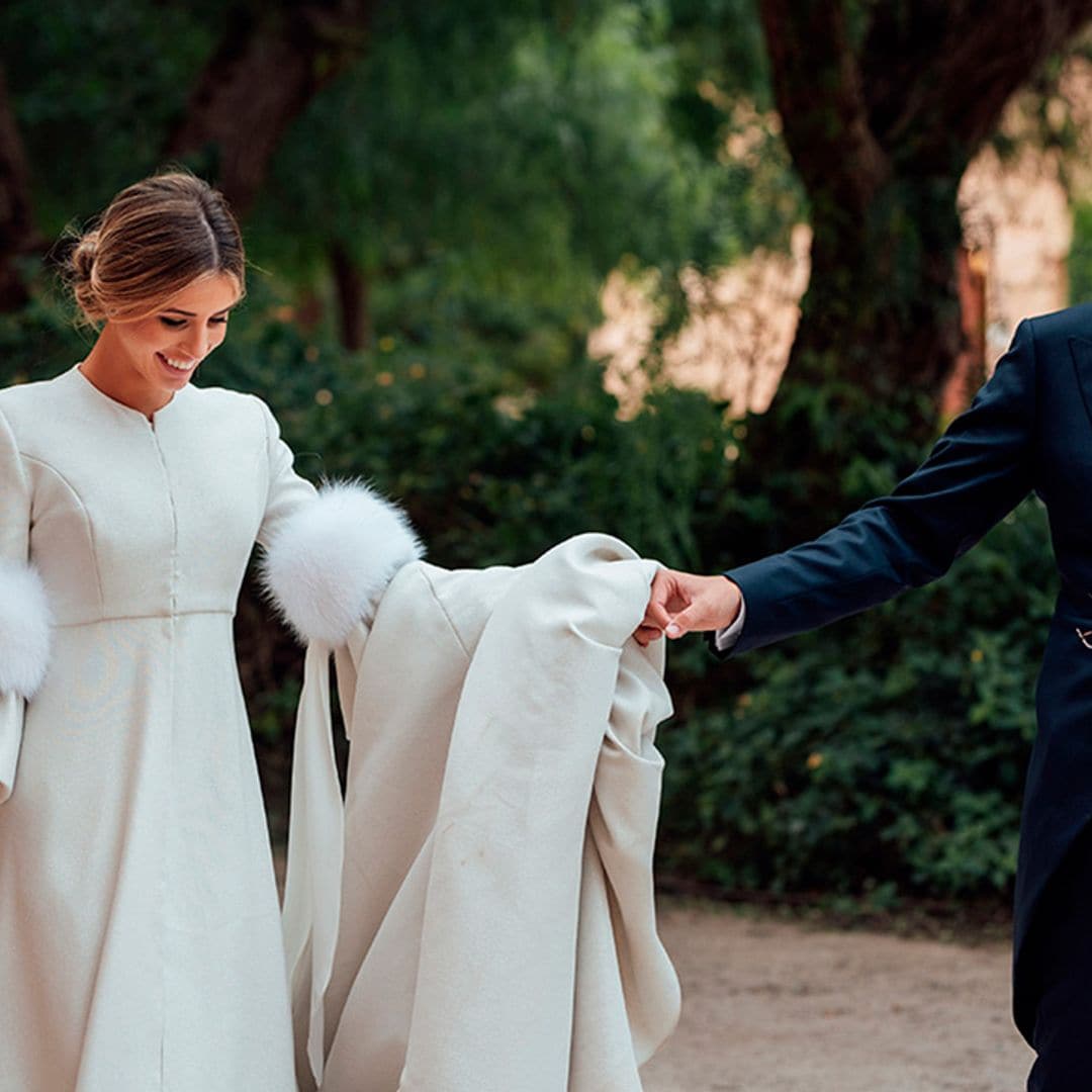 Las novias con abrigo que nos inspiran con sus looks virales para una boda de invierno