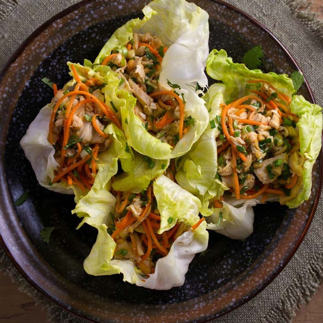 Tacos de lechuga 'iceberg' con pollo y zanahoria