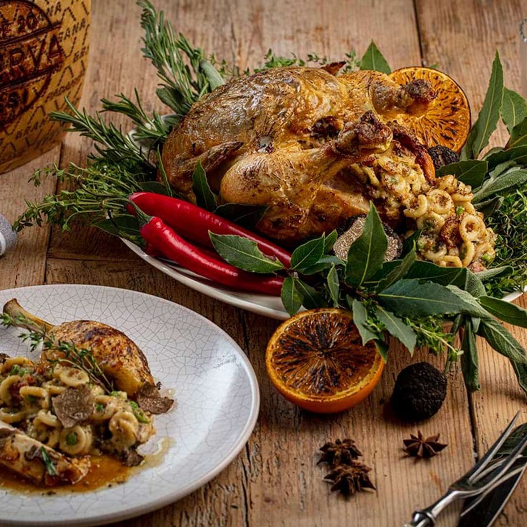 Capón al horno, relleno de pasta, guisantes, Grana Padano, salchicha y trufa