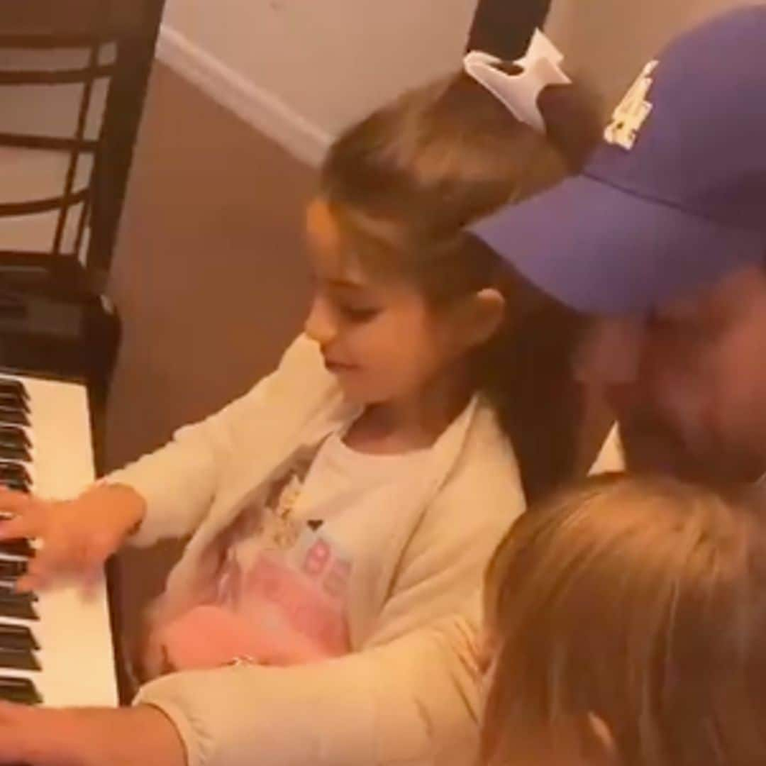 Aitana, hija de Eugenio Derbez, y su talento artístico en el piano