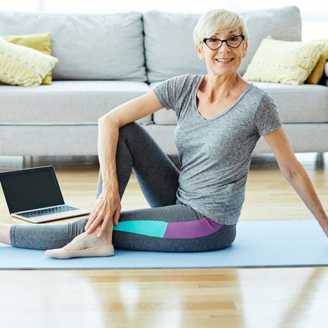 mujer mayor yoga