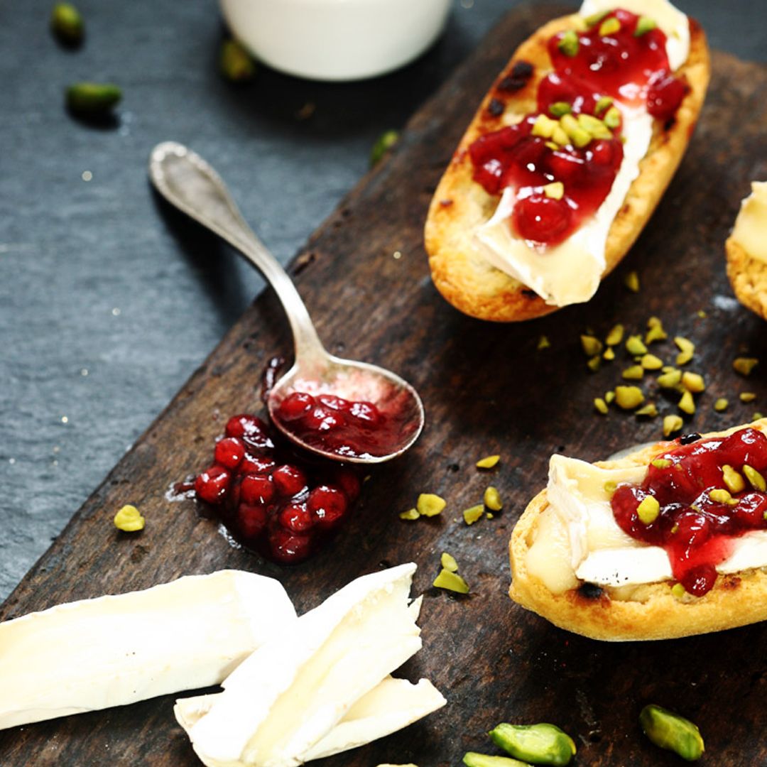 Tostas de camembert con mermelada de arándanos