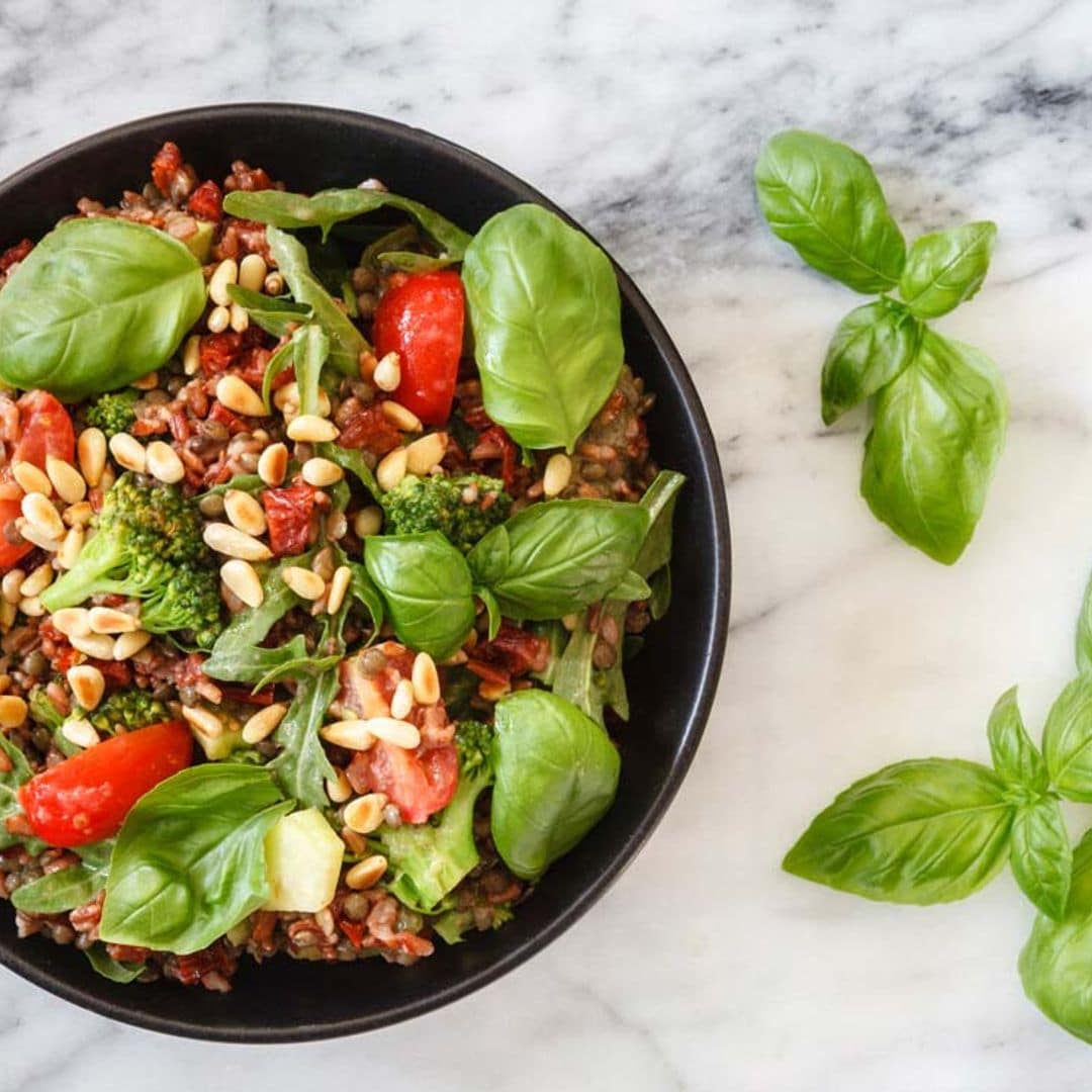 Ensalada de arroz integral con brócoli, tomate y lentejas