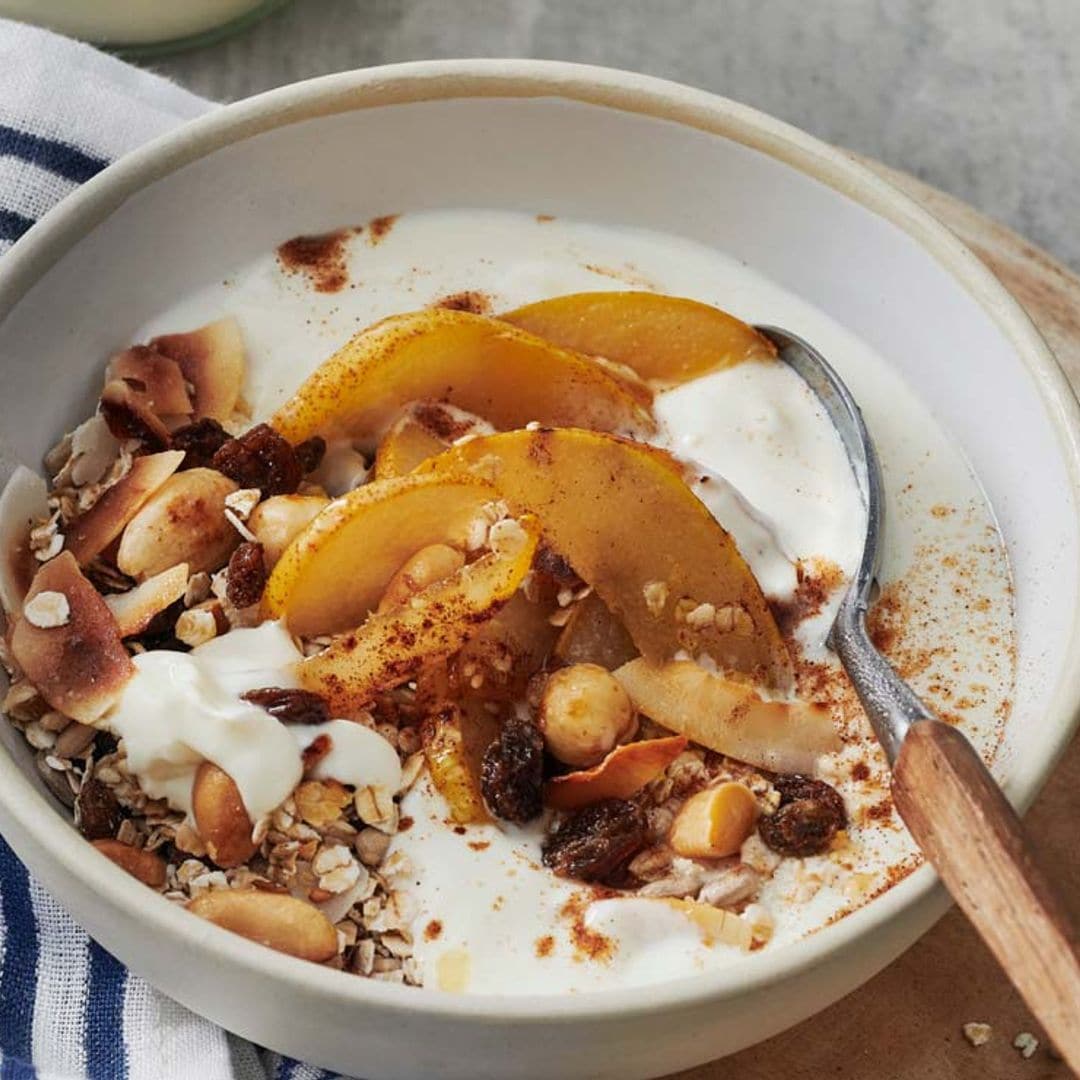 Muesli con yogur, frutos secos y pera