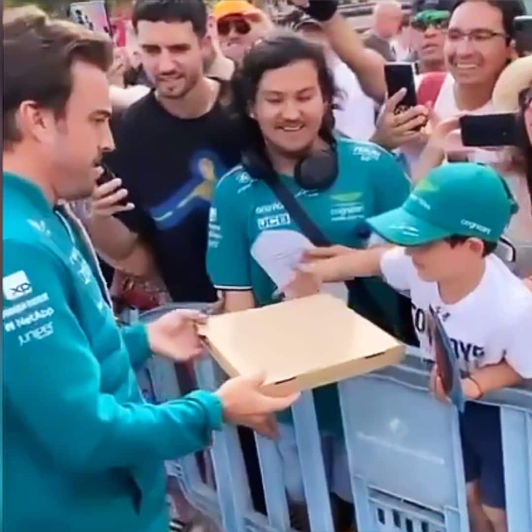 Fernando Alonso vuelve a sorprender a sus fans convirtiéndose en repartidor de pizza por un día