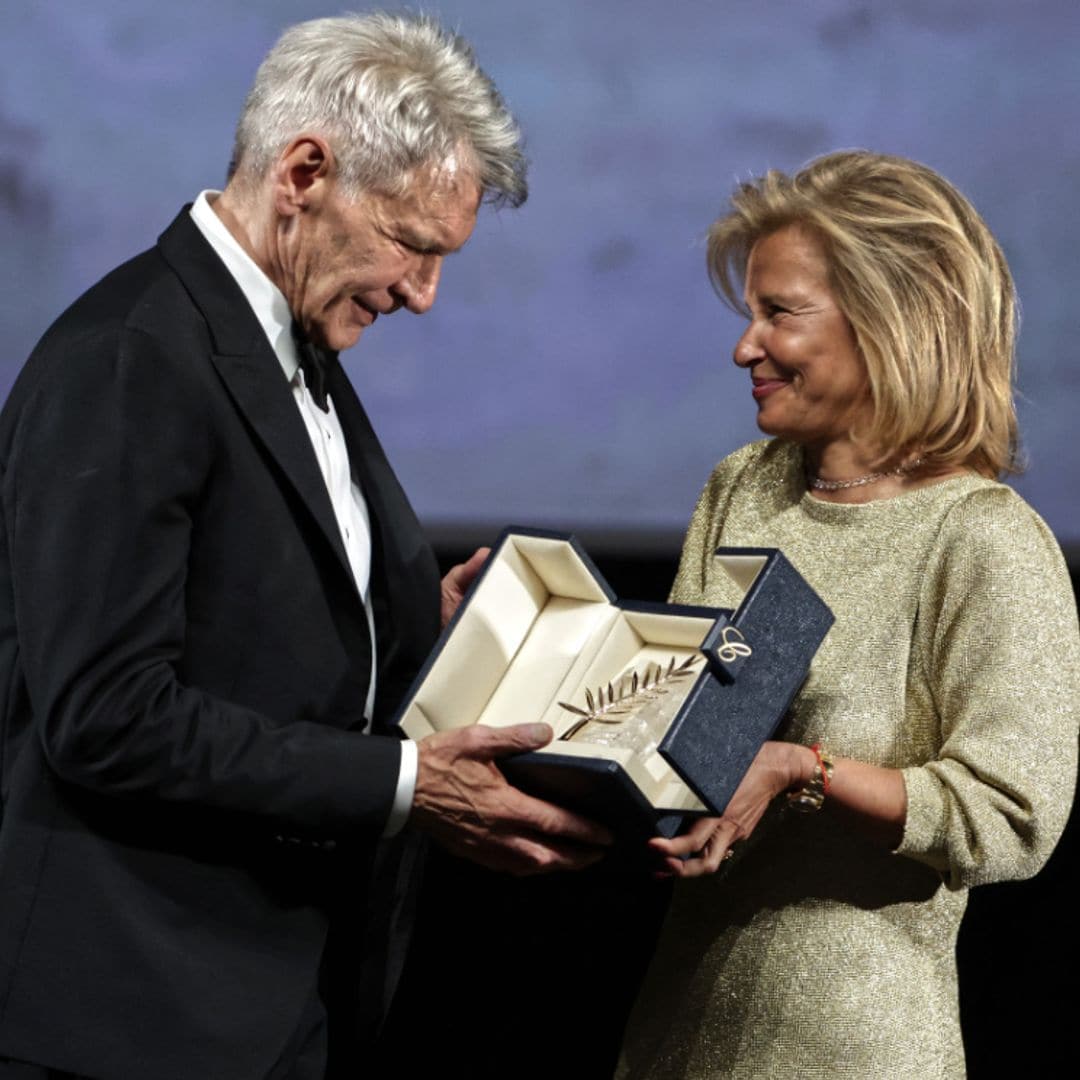 Harrison Ford, acompañado de Calista Flockhart, se emociona al recibir por sorpresa una Palma Honorífica en Cannes