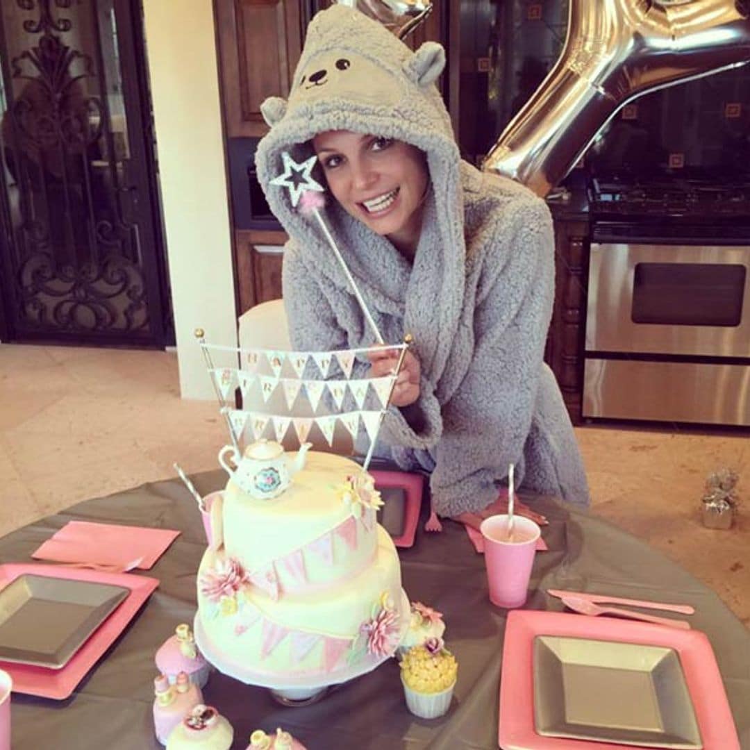 Miley Cyrus organiza fiesta de cumpleaños para Britney Spears