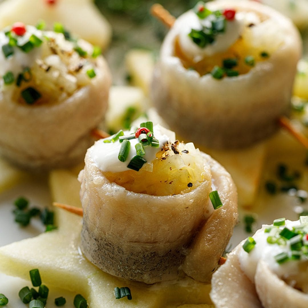 Aperitivo de caballa en vinagre rellena de cebolleta sobre manzana