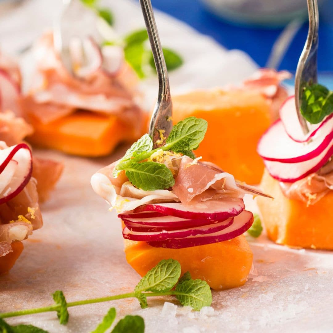 Bocaditos de papaya, jamón y rabanitos