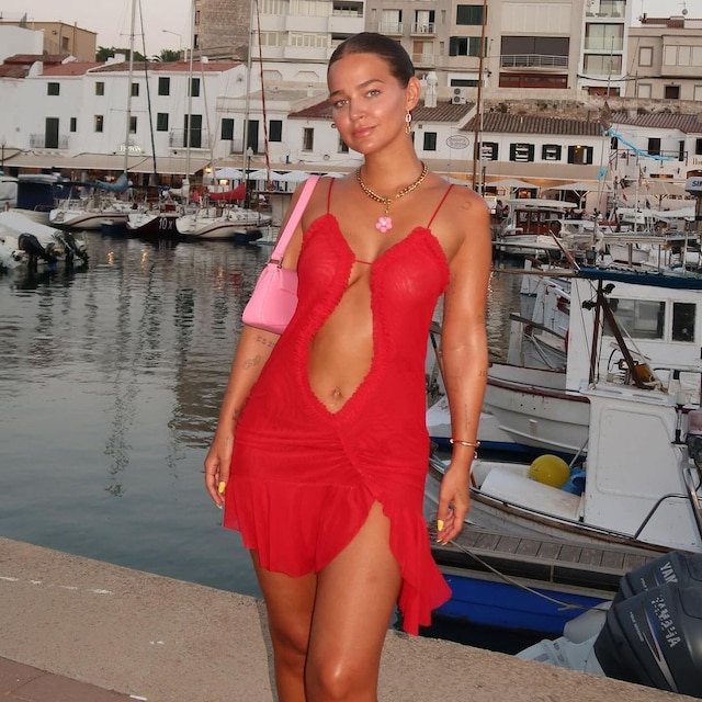 Laura Escanes con vestido rojo en Menorca