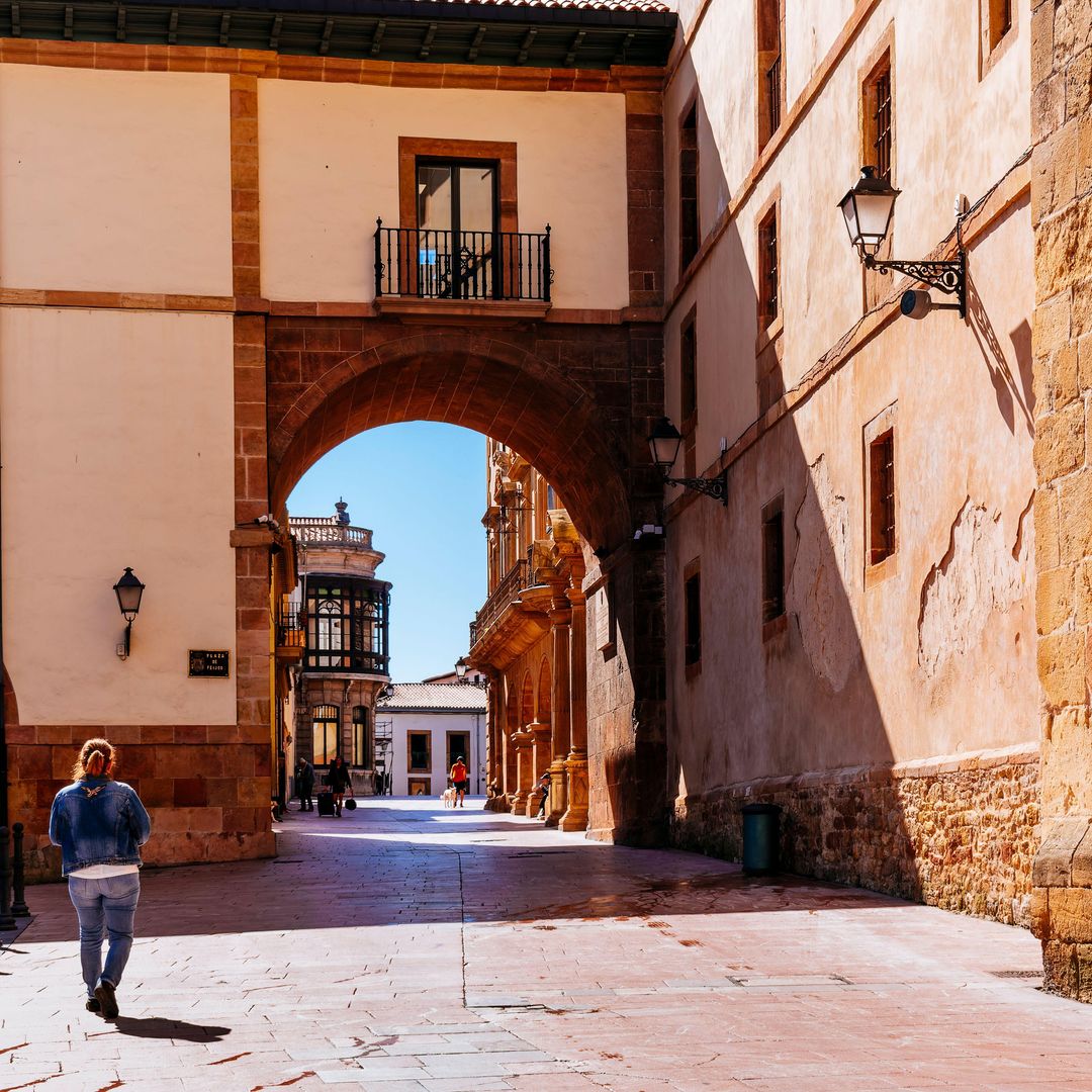 Arco de San Vicente desde la plaza Feijoo y monasterio de San Vicente en Oviedo