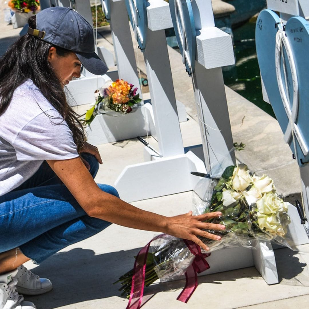 Meghan Markle visita por sorpresa Texas para rendir homenaje a las víctimas del tiroteo en un colegio