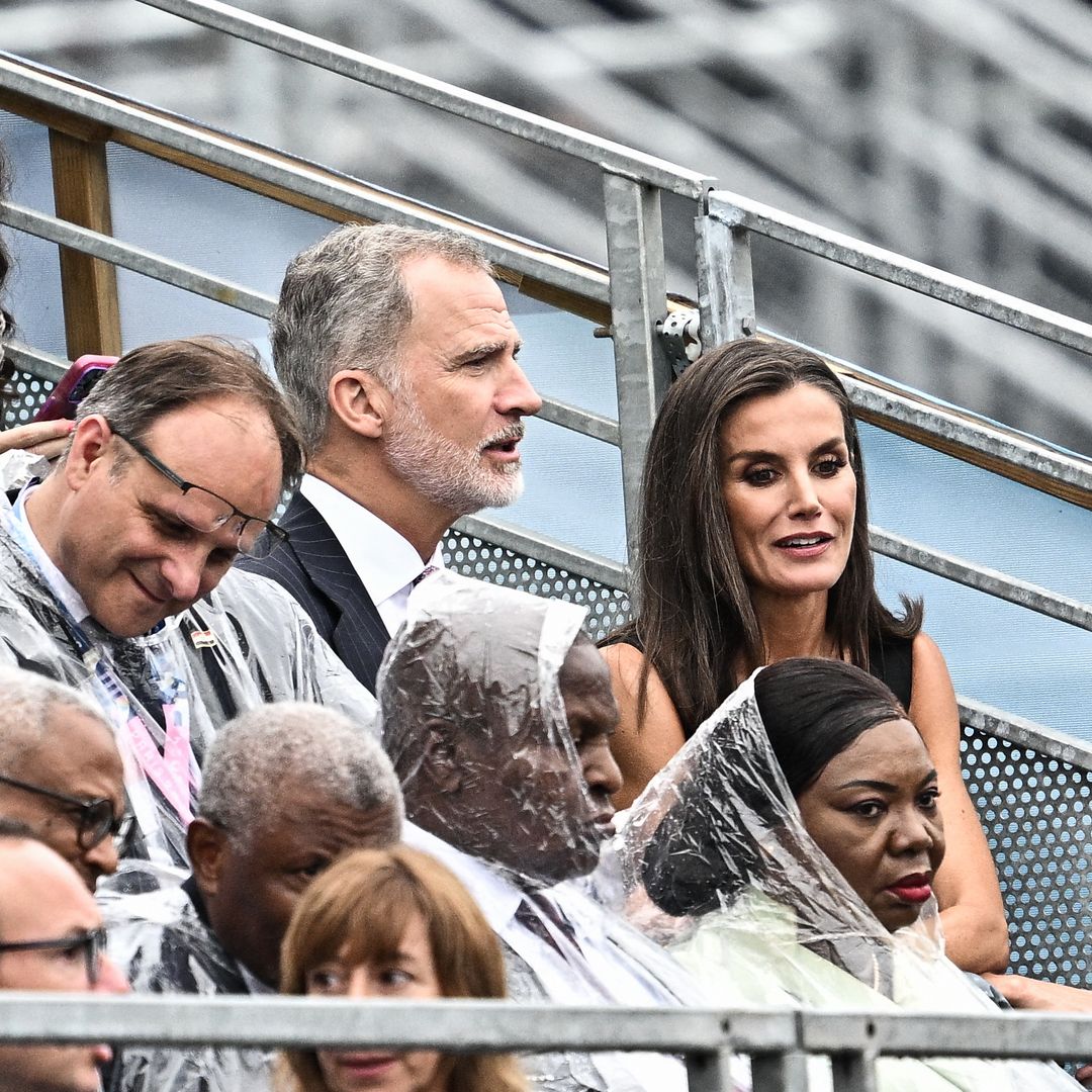 La reina Letizia recupera su impactante vestido de doble escote para un día histórico en París