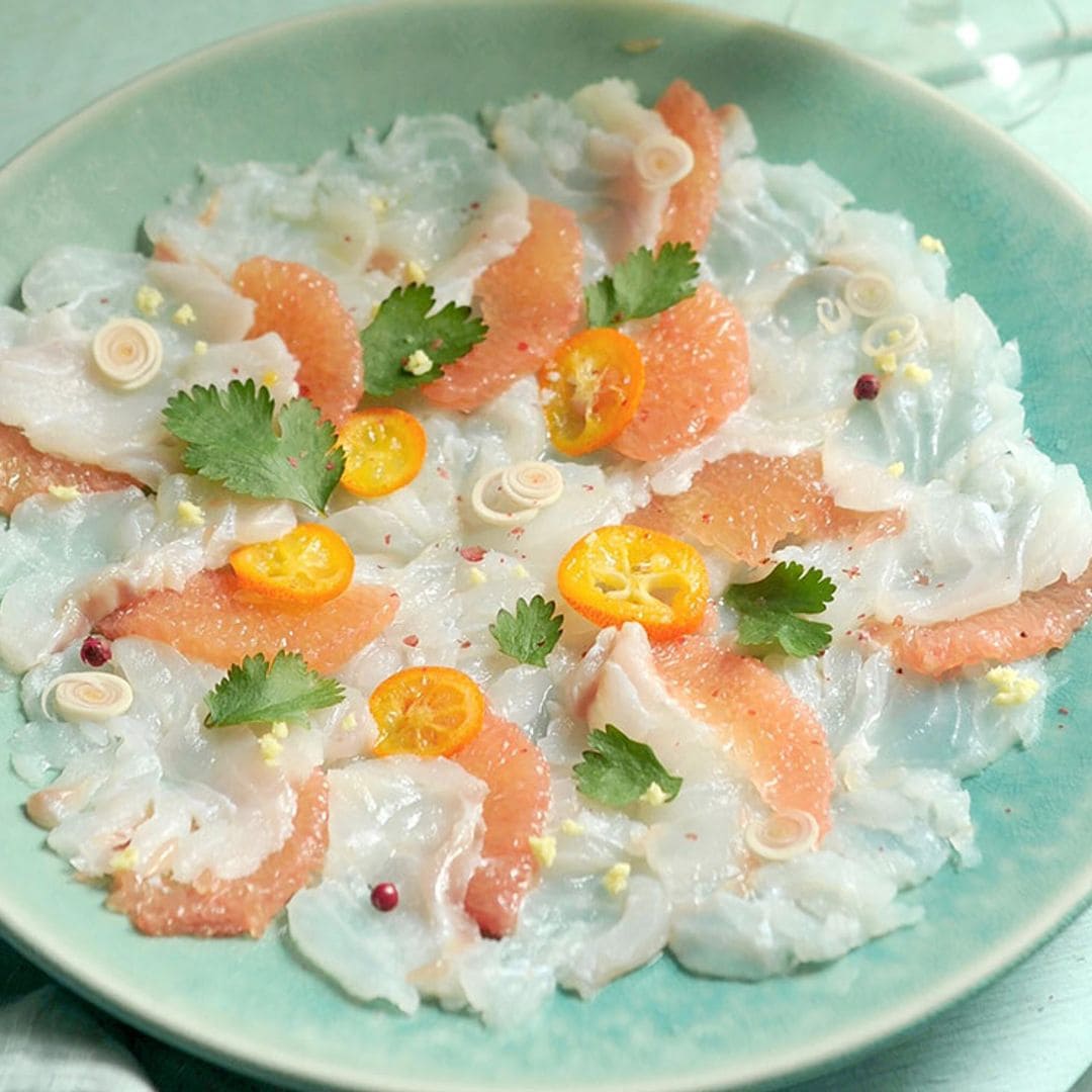 Carpaccio de bacalao, pomelo y kumquat