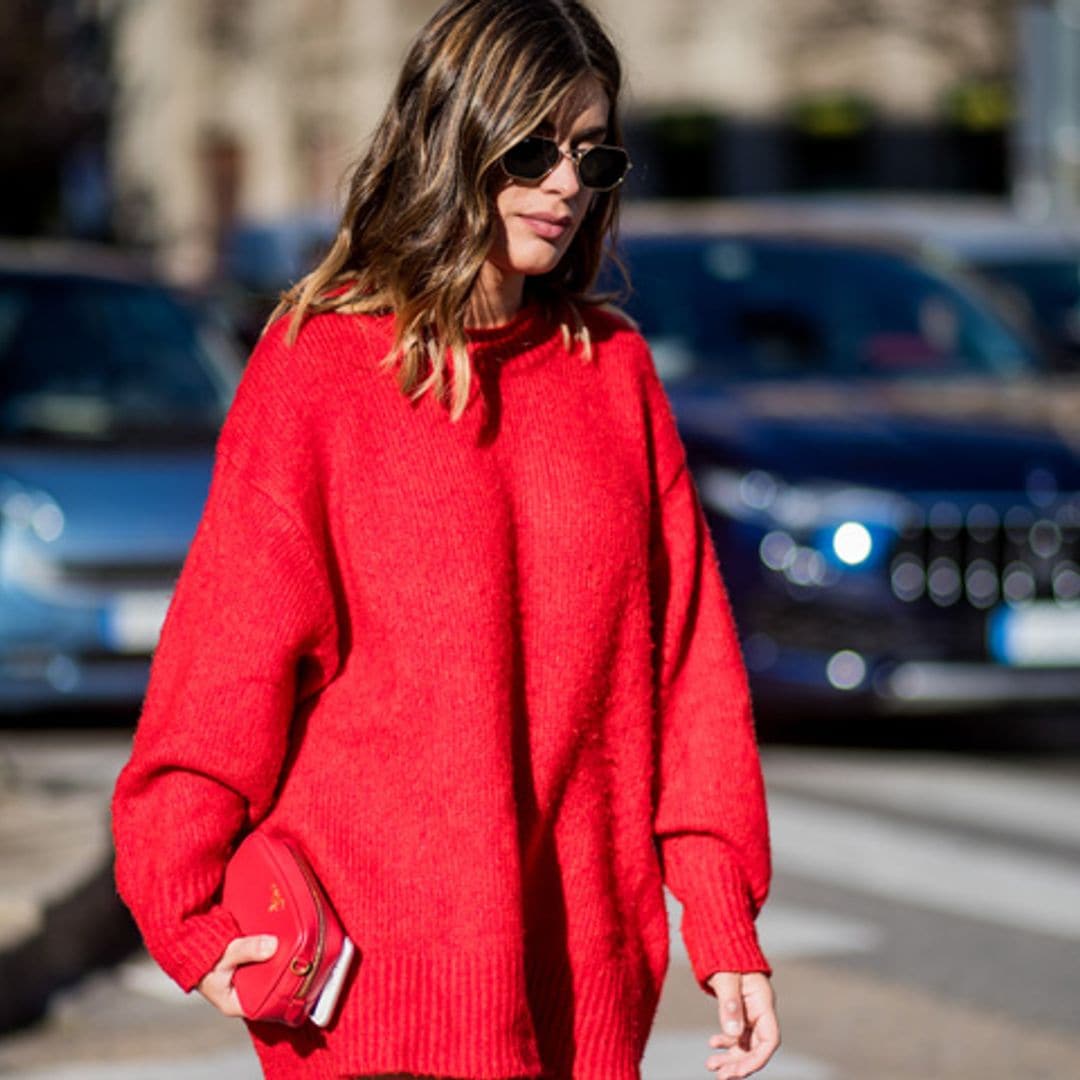 La nueva obsesión del 'street style': el 'total look' rojo incendia la calle y la pasarela