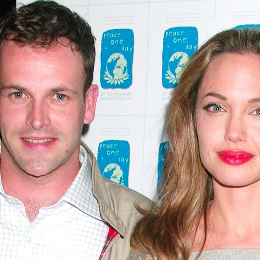 Angelina Jolie revive aquellos maravillosos años junto a su primer marido, Jonny Lee Miller, en una nueva cita