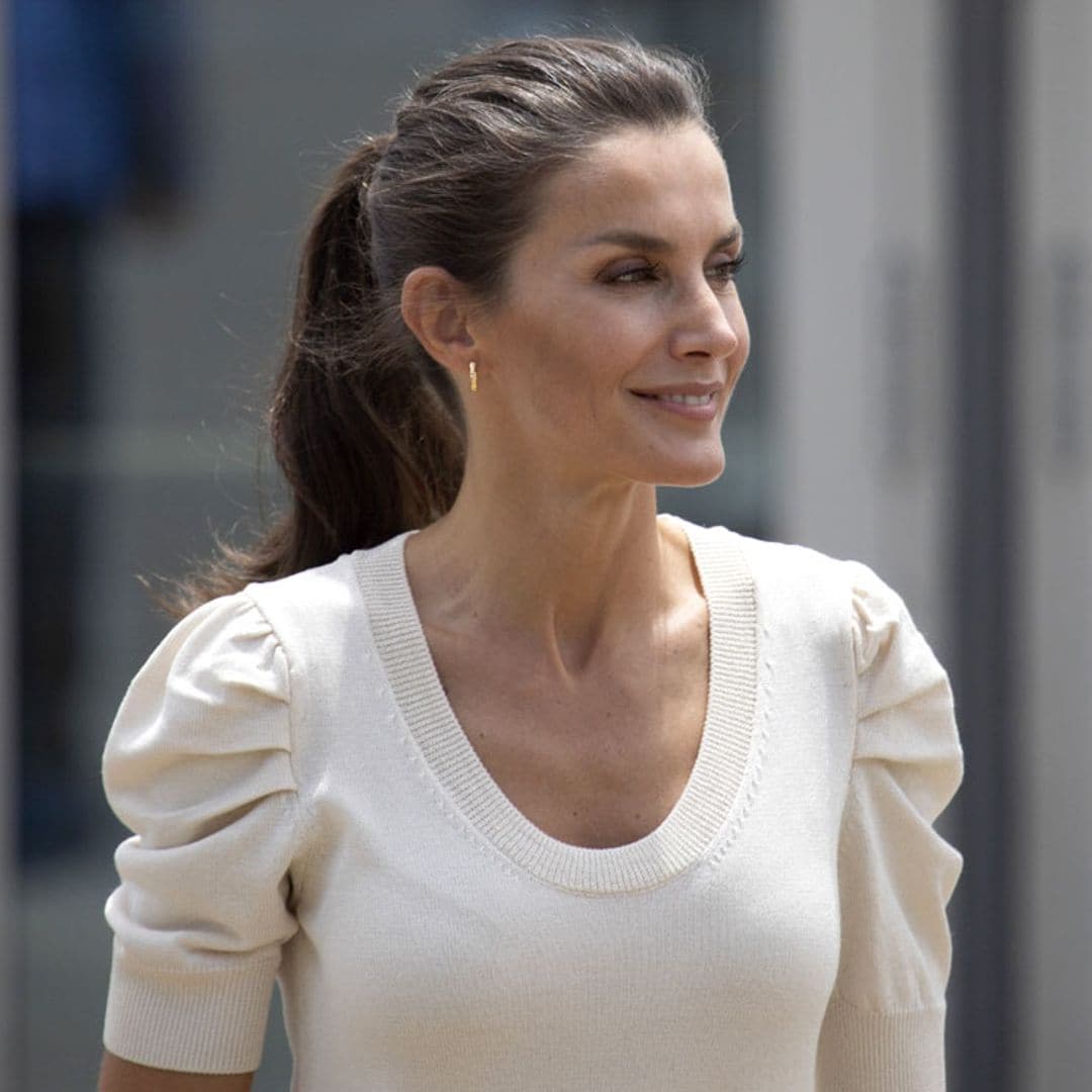 Doña Letizia, la reina que triunfa con pantalones 'wide leg' de tendencia