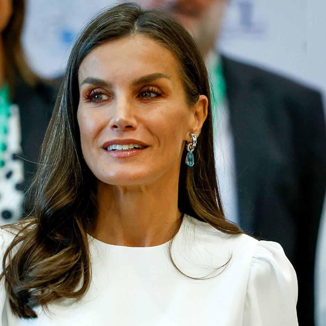 Doña Letizia recupera su conjunto misterioso de top abullonado y falda con aberturas