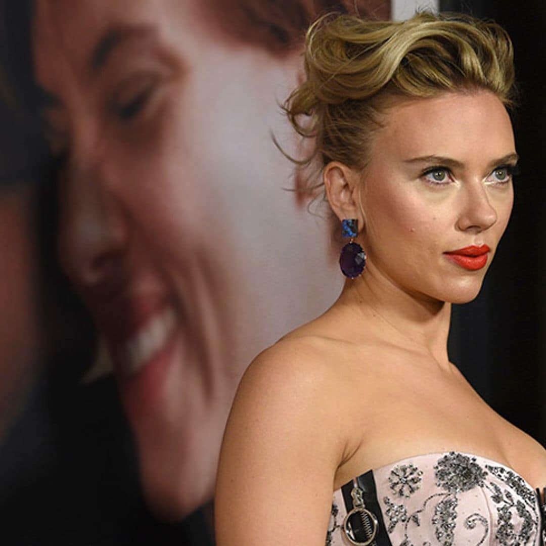 Descubierto el truco con el Scarlett Johansson multiplica el volumen de sus labios rojos